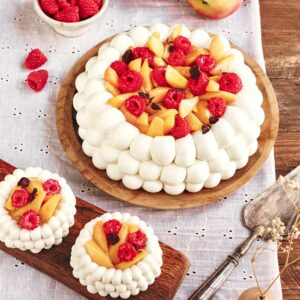 Pavlova chantilly thé fleur de cerisier pêche framboise par Nina Métayer