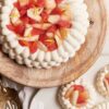 Pavlova poire pamplemousse par Nina Métayer Pavlova poire pamplemousse par Nina Métayer