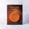 Livre en langue anglaise : Delicate Pastry